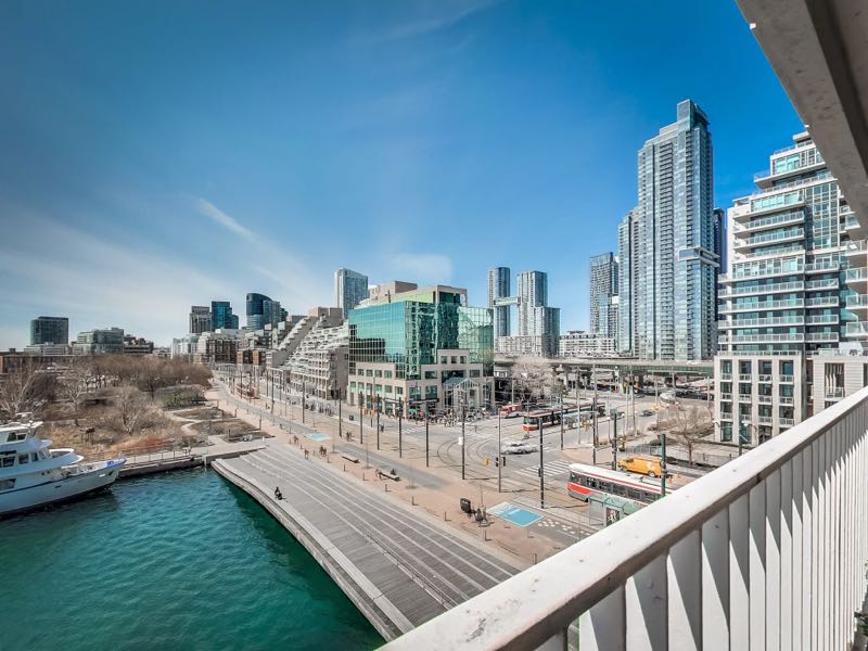 401 queens quay 502 has west views of the city with spadina wave deck below and a park opposite