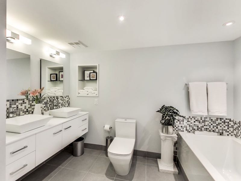 401 queens quay w 502 has a 5 piece bath with dual basins, soaker tub and separate shower