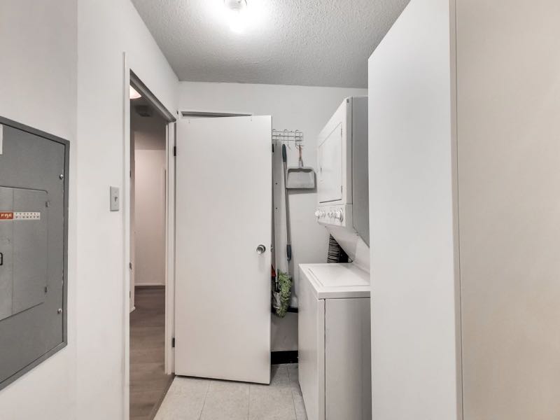 401 queens quay w 502 has a spacious separate laundry room offering a large amount of ensuite storage