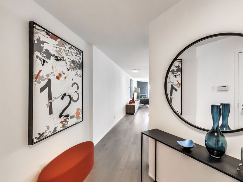 502-401 queens quay w entranceway with room for art and console table