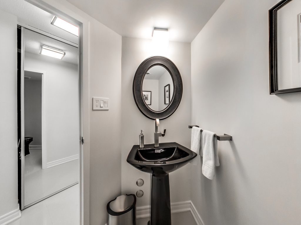 401 Queens Quay W 2 piece bath near suite entrance