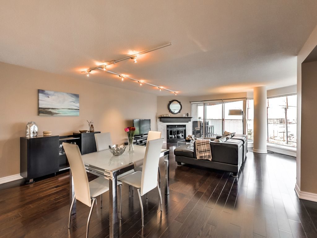 401 Queens Quay W 503 dining area