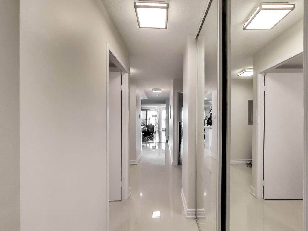 401 Queens Quay W 503 entrance hallway
