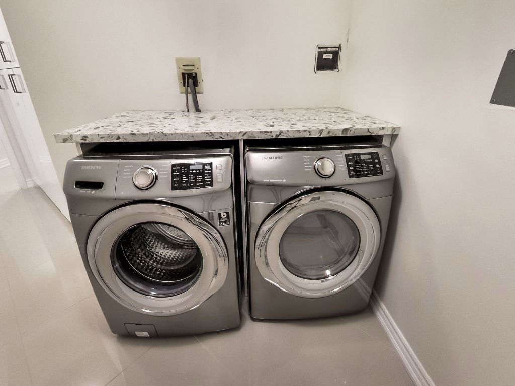 401 Queens Quay W 503 full size laundry machines
