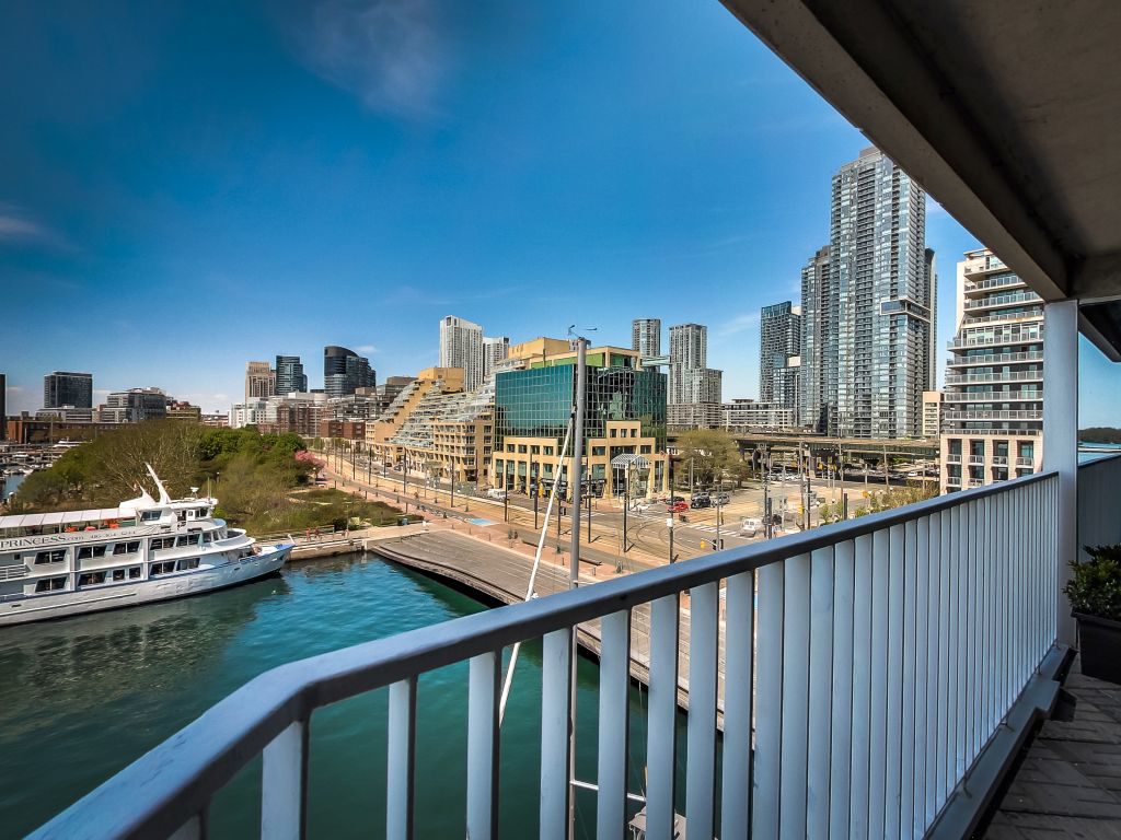 401 Queens Quay W 503 has a west exposure with beautiful waterfront views