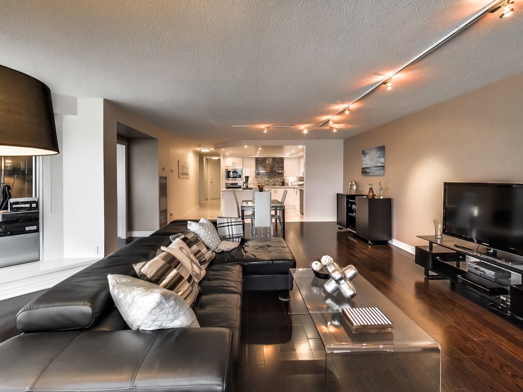 401 Queens Quay W 503 living and dining and kitchen