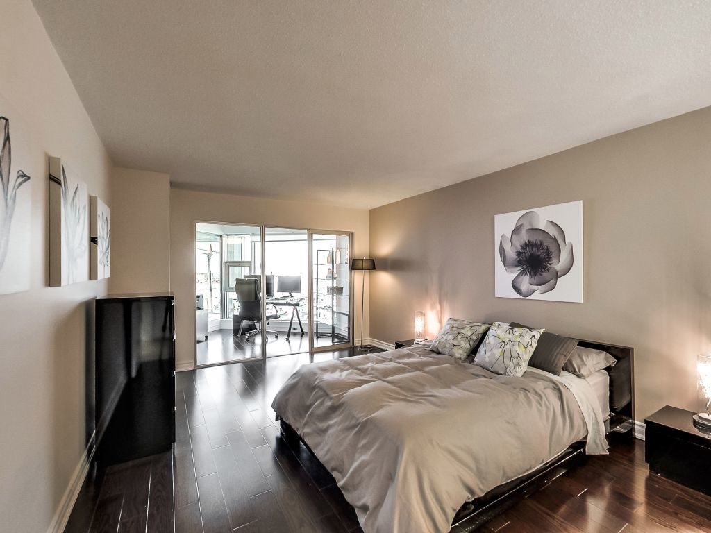 401 Queens Quay W large master bedroom