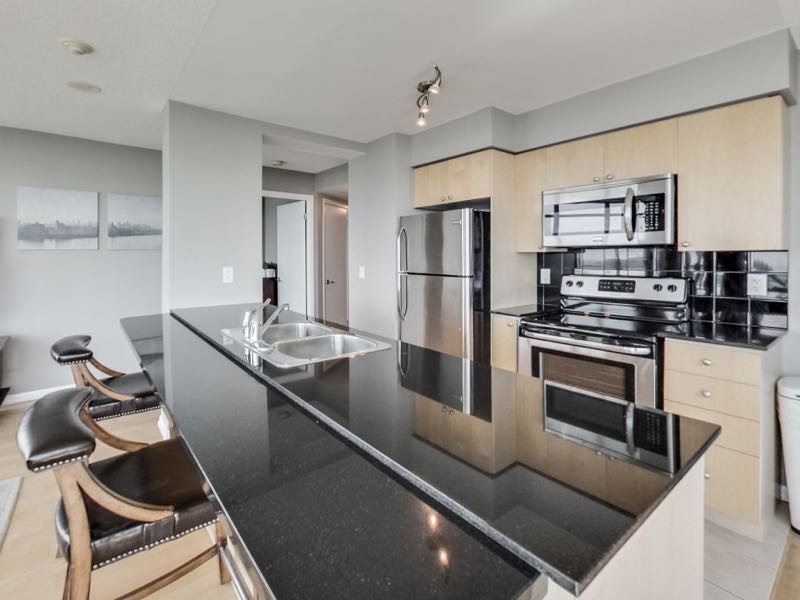 231 Fort York Blvd 1603 spacious breakfast bar and kitchen counter top