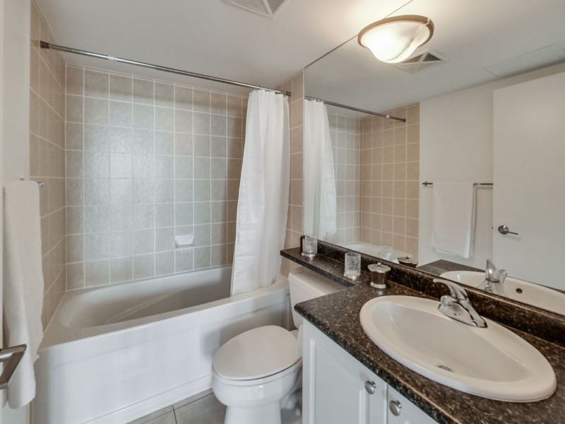 231 Fort York Blvd 2nd four piece bath with deep soaker tub