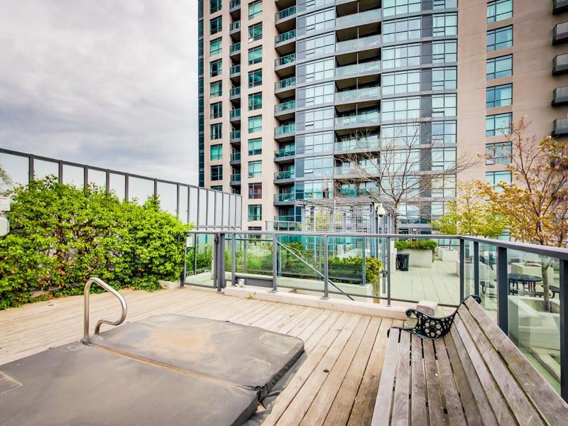 231 Fort York Blvd outdoor whirpool hot tub on 8th floor rooftop deck